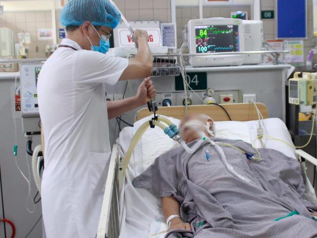 Hà Nội: 2 người ngộ độc Pate Minh Chay đang rất nặng, một cụ ông phải thở máy