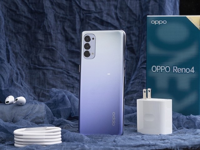 Trên tay Oppo Reno4 màu tím khói, giá không đổi 8,49 triệu đồng