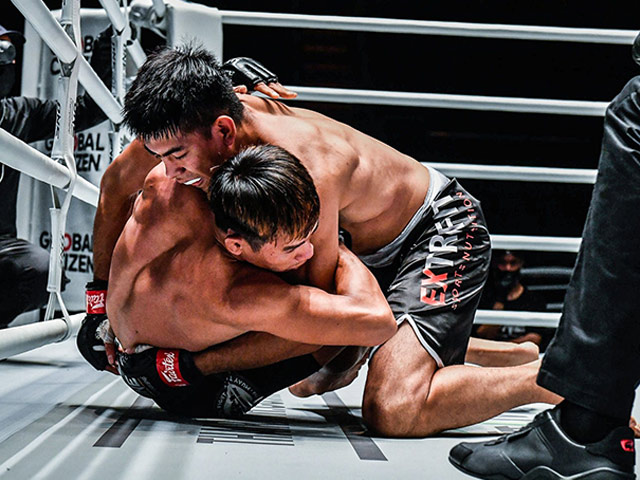 “Khủng long MMA” siết cổ đối thủ suýt mất mạng trên sàn đấu