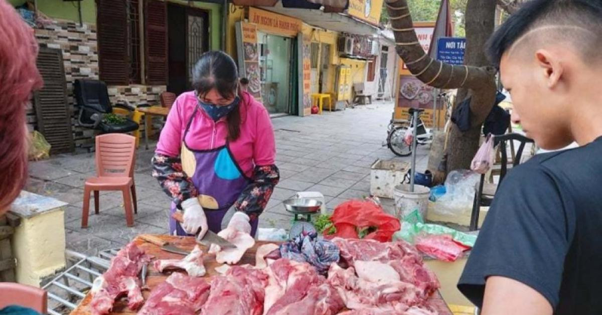 Lợn hơi “rơi” sát ngưỡng 70.000 đồng/kg, giá thịt bán lẻ vẫn đắt gấp đôi