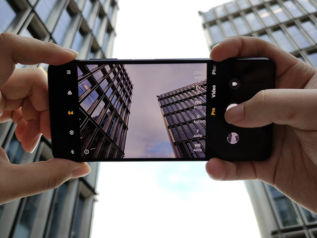 Lộ diện smartphone sẵn sàng “chiến đẹp” iPhone SE và OnePlus Nord