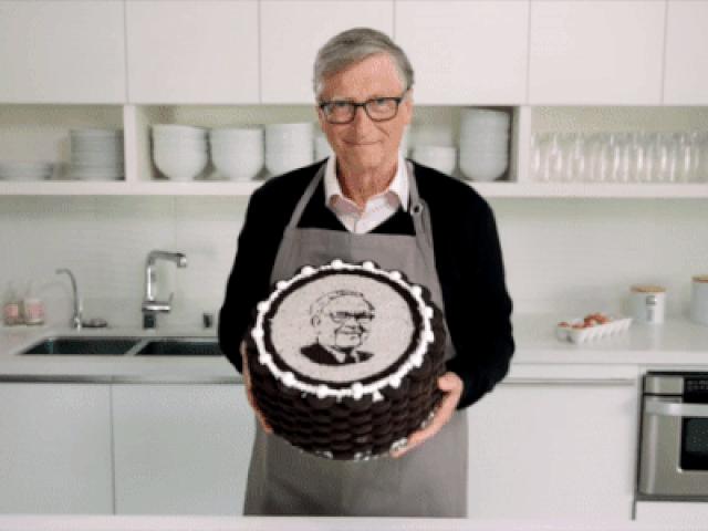 Tỷ phú Bill Gates gây ”bão” mạng xã hội với video làm bánh mừng sinh nhật bạn thân