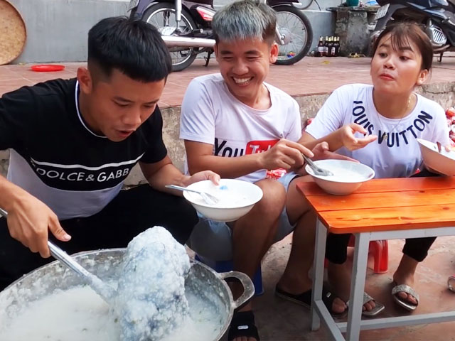 Hưng Vlog gây tranh cãi dữ dội vì luộc gà nguyên con, lãng phí thức ăn