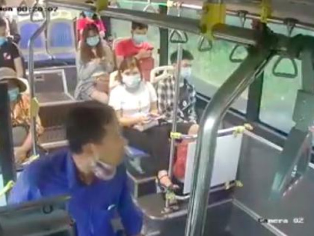 Người đàn ông liên tiếp ”phun mưa” vào nữ phụ xe buýt khi được nhắc đeo khẩu trang