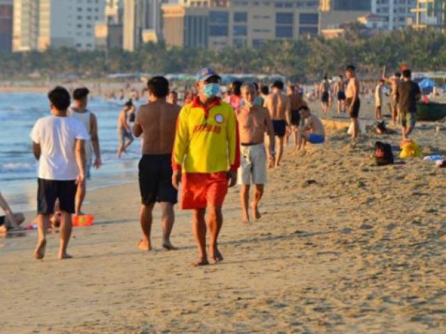 Bãi biển Đà Nẵng nhộn nhịp sau 45 ngày giãn cách chống dịch Covid-19