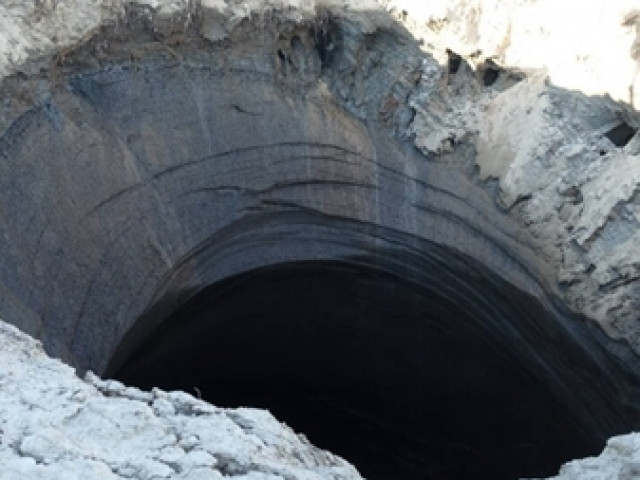 Tìm thấy hố ”địa ngục” phát tiếng động như ”vật thể sống” ở Bắc Cực