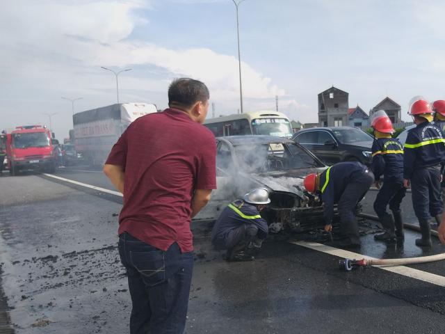 Ô tô Camry bốc cháy dữ dội trên cao tốc Pháp Vân - Cầu Giẽ