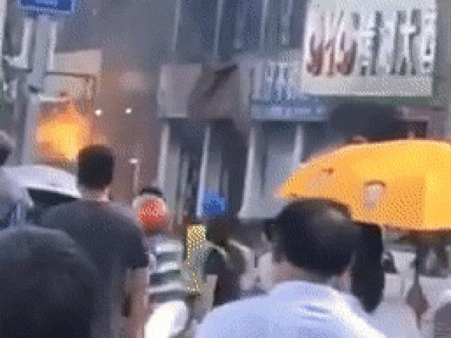 Thót tim cảnh nổ khí gas giữa phố đông người ở Trung Quốc