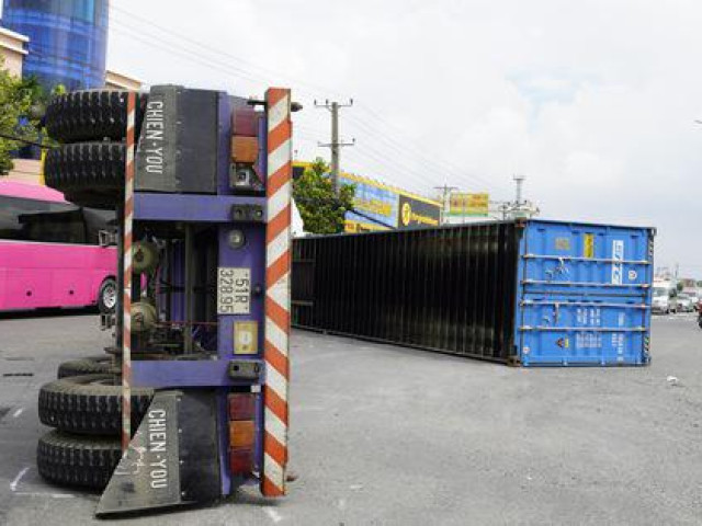 Thùng container văng xuống đường, ô tô 5 chỗ biến dạng trên Quốc lộ 51