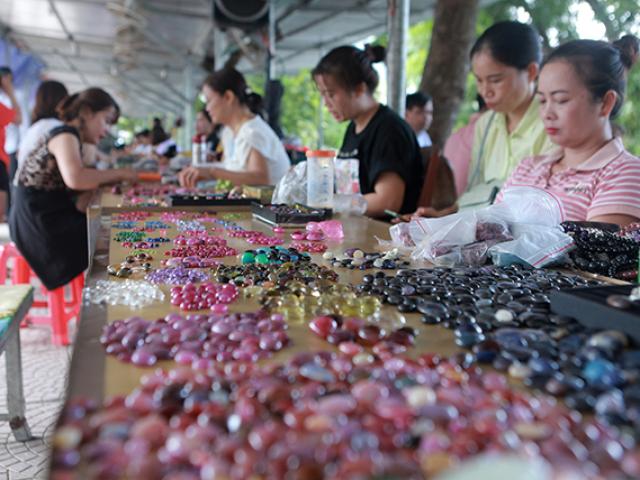 Chợ ”bán đá quý như rau” ở Việt Nam cũng bị ảnh hưởng do Covid-19
