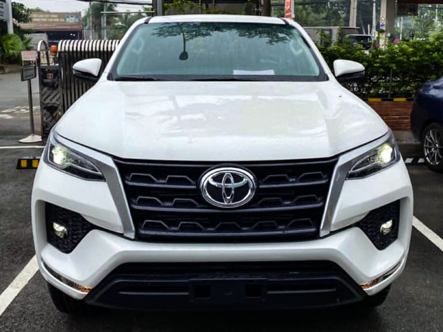 Toyota Fortuner xuất hiện tại đại lý trước ngày ra mắt tại Việt Nam