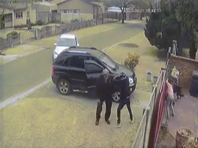 Video: Bị cướp tấn công trước cửa nhà, người đàn ông được 2 chú chó lao ra bảo vệ