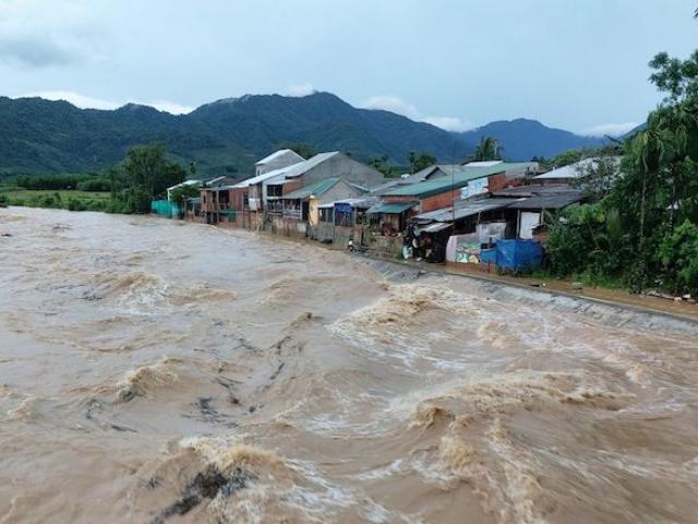 Thừa Thiên - Huế sau bão số 5: Nhà trơ nóc, nước lũ cuồn cuộn