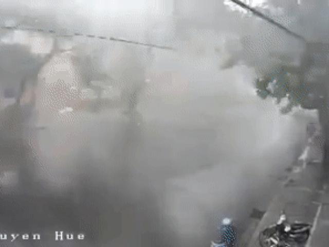 Clip bão số 5 quật ngã xe và người, cây gãy đổ la liệt ở Huế