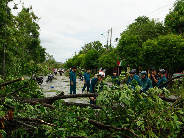 Huế báo cáo thiệt hại bão số 5, người thương vong và nhà cửa hư hại tăng mạnh
