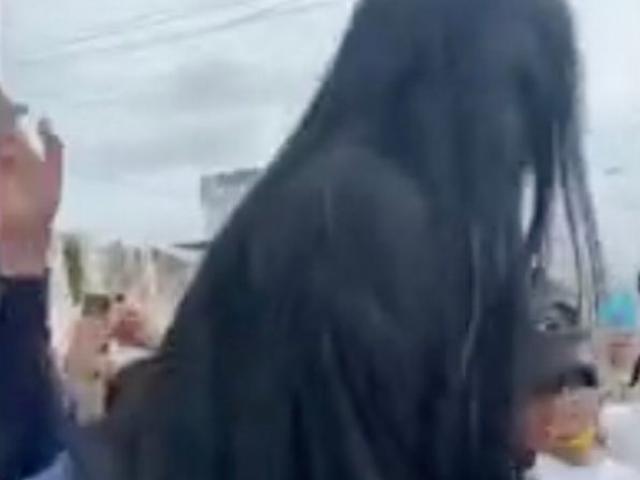 Cô gái nhảy sexy trên quan tài người chết ở Ecuador
