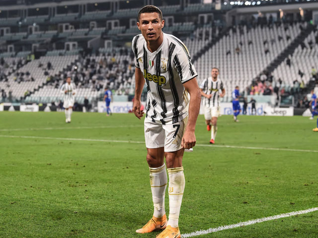 ”Cỗ máy không tuổi” Ronaldo lại ghi bàn: Trình làng kiểu ăn mừng lạ mắt
