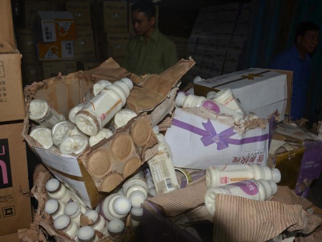 Hà Nội: Thu giữ hàng chục nghìn chai ”sữa chua ngoại: không rõ nguồn gốc