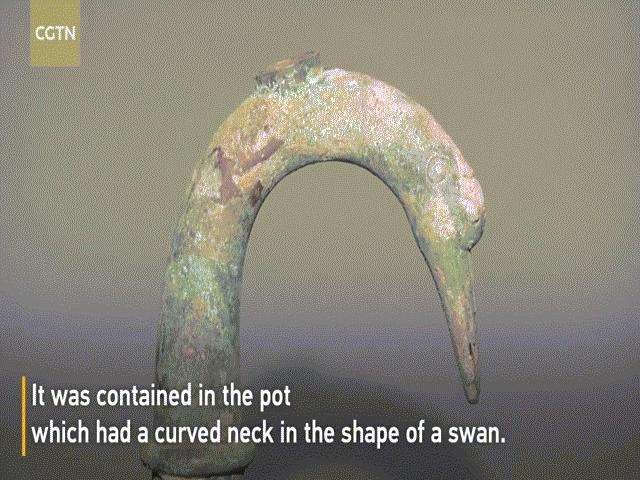 TQ: Xác định được chất lỏng bí ẩn trong chiếc bình 2.000 năm tìm thấy ở mộ cổ