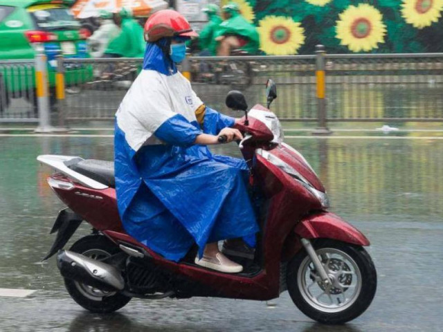 Đi xe máy trời mưa thế nào để đảm bảo an toàn?