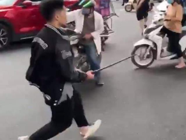 Thanh niên “hổ báo” đập phá xe máy ở Hà Nội có “bề dày” đánh người