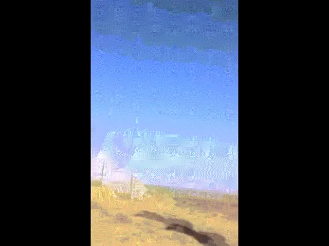 Video: “Rồng lửa” S-400 của Nga gặp sự cố, tên lửa rơi thẳng xuống khiến binh sĩ phải núp