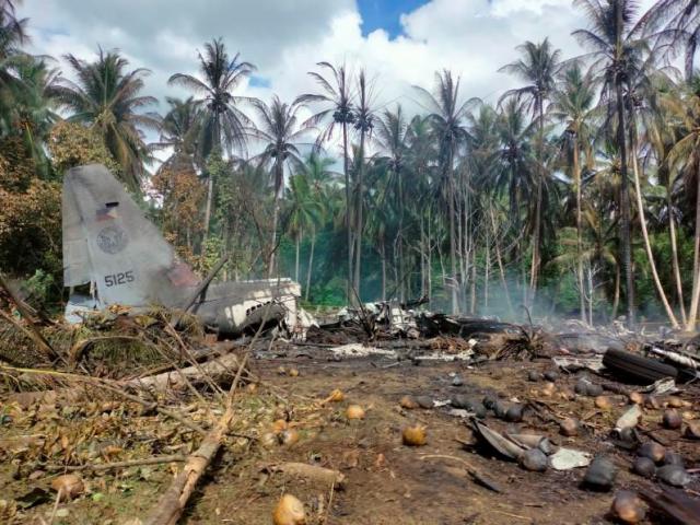 Máy bay Philippines rơi khiến 45 người chết: Nhiều binh sĩ nhảy xuống đất