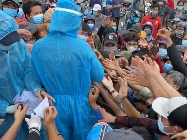 TP.HCM: Đám đông chen lấn nhau để lấy giấy đăng ký xét nghiệm COVID-19 ở chợ Bình Điền