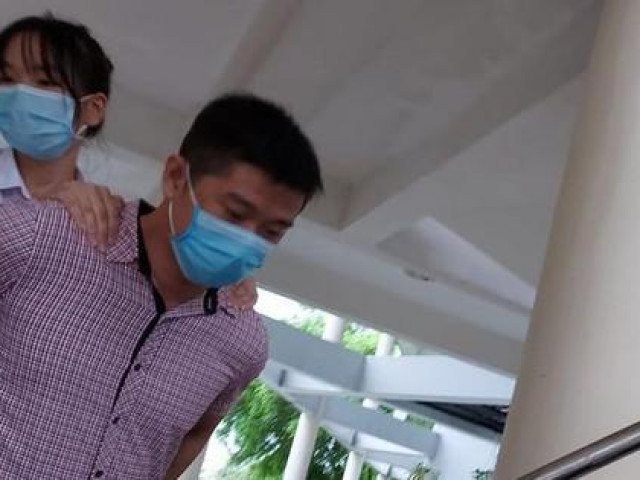 Quảng Nam: Thí sinh '3 chân' được giáo viên cõng tới tận phòng thi