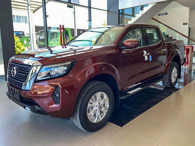 Cận cảnh xe Nissan Navara bản VE tại đại lý, giá bán hơn 740 triệu đồng