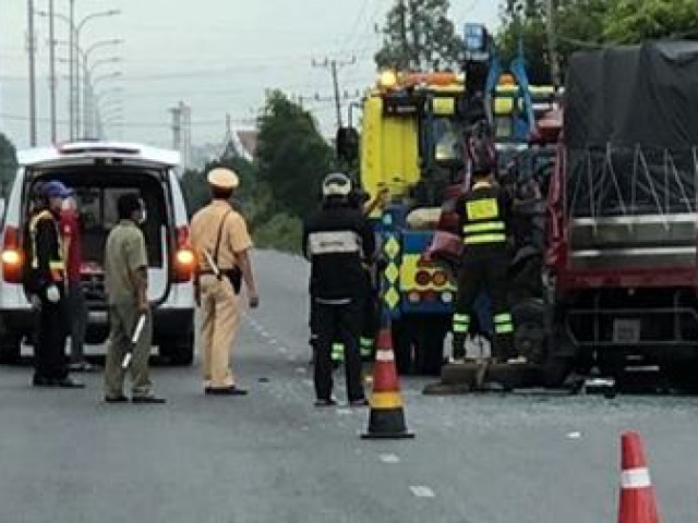 Xe tải tông xe chở dừa đỗ ven đường, tài xế tử vong tại chỗ