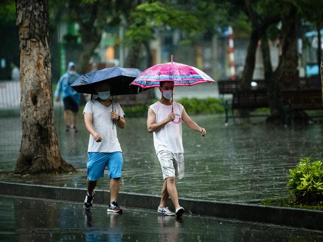 Phòng dịch COVID-19: Nhiều người ở Hà Nội phớt lờ lệnh cấm, đổ ra đường đội mưa tập thể dục