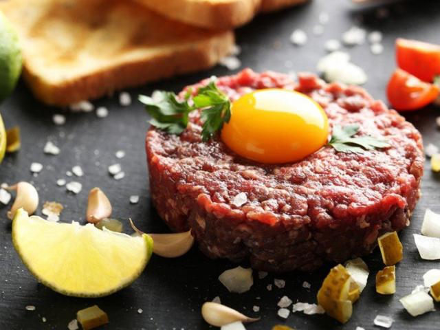 Món bít tết thịt bò sống của người Pháp, hình thức hấp dẫn nhưng liệu có ai dám thử?