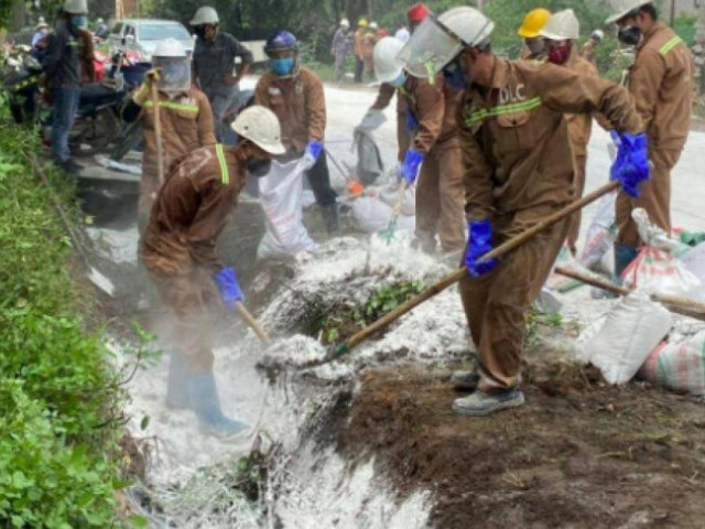 Hàng trăm lít axit tràn ra đường sau vụ lật xe bồn ở Lào Cai