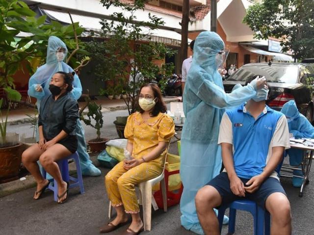 Ngày 11/7, Việt Nam tiếp tục ghi nhận số ca nhiễm COVID-19 cao kỷ lục (1.945 ca)