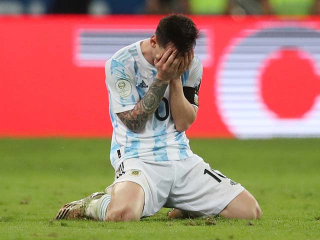 Đại chiến Argentina - Brazil: Ngã ngửa Messi bỏ lỡ ở pha đối mặt thủ môn