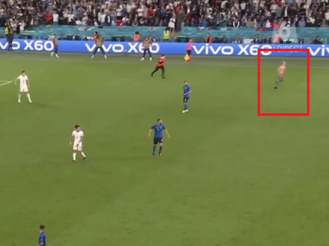 Chung kết EURO gặp sự cố: Fan cuồng cởi áo lao xuống sân phá đám trận đấu
