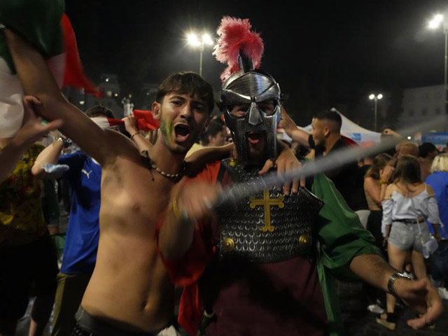 CĐV Italia hóa thành chiến binh La Mã, ”đi bão” mừng đội nhà vô địch EURO 2020