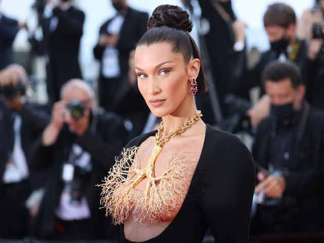 Bella Hadid hút mọi sự chú ý với váy hình lá phổi tại Cannes