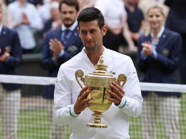 Djokovic ”gặm cỏ” ăn mừng vô địch Wimbledon, san bằng kỷ lục của Federer - Nadal