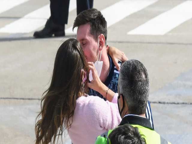 Messi ôm vợ yêu mừng lên ngôi Copa America, CĐV mở hội đón ĐT Argentina về nước