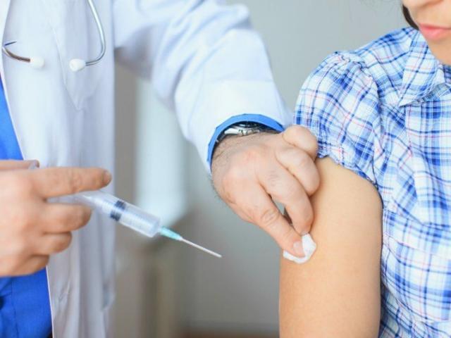 Bộ Y tế nói gì về việc tiêm 2 loại vắc-xin COVID-19 khác nhau?