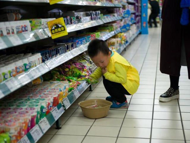 Con trai nghiền nát gói mì trong siêu thị, người mẹ có cách xử lý khiến tất cả phải ngưỡng mộ