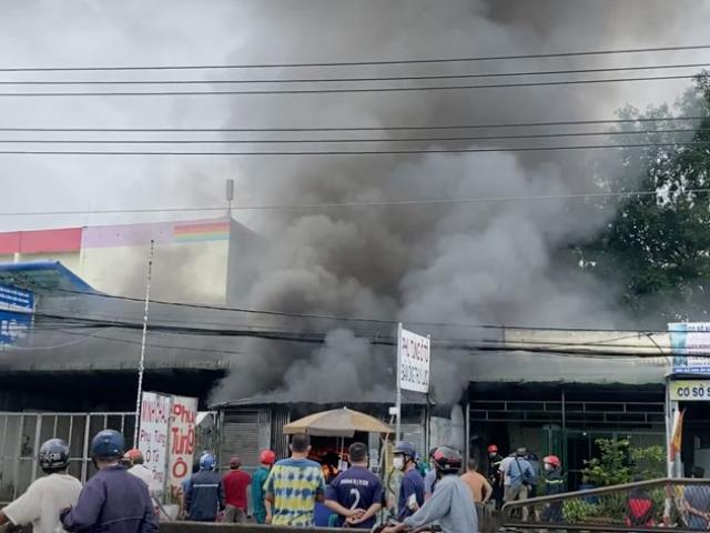 Cửa hàng phụ tùng ô tô ở Đồng Nai bốc cháy dữ dội, nhiều người tháo chạy