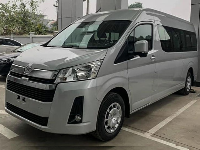 Cận cảnh Toyota Hiace mới tại đại lý, giá hơn 1,17 tỷ đồng