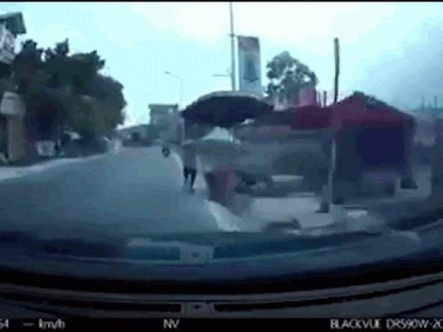 Clip: Kinh hoàng cảnh ô tô tông văng người phụ nữ rồi lao vào gốc cây