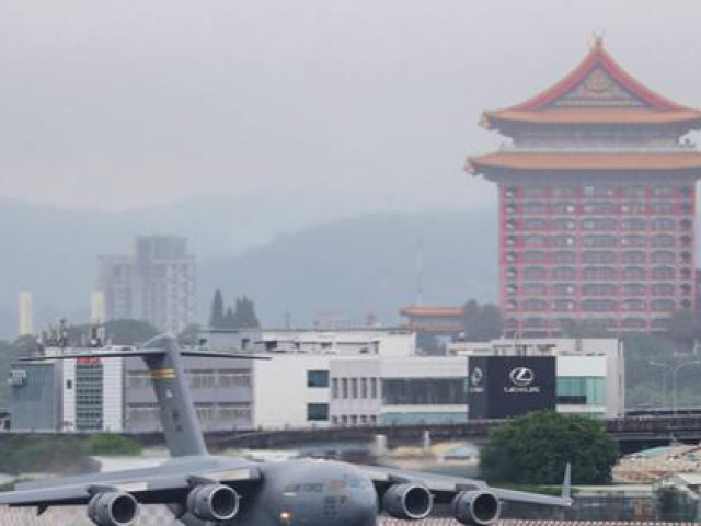 Máy bay quân sự Mỹ hạ cánh xuống Đài Loan, Trung Quốc cảnh báo ‘chớ đùa với lửa’