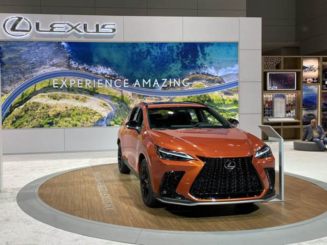 Ảnh thực tế Lexus NX 2022 với màu ngoại thất Cadmium Orange