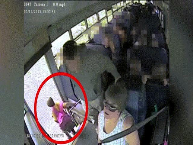Video sốc: Bé gái mắc bị xe buýt kéo lê 350 m trên đường, nữ tài xế vẫn không biết
