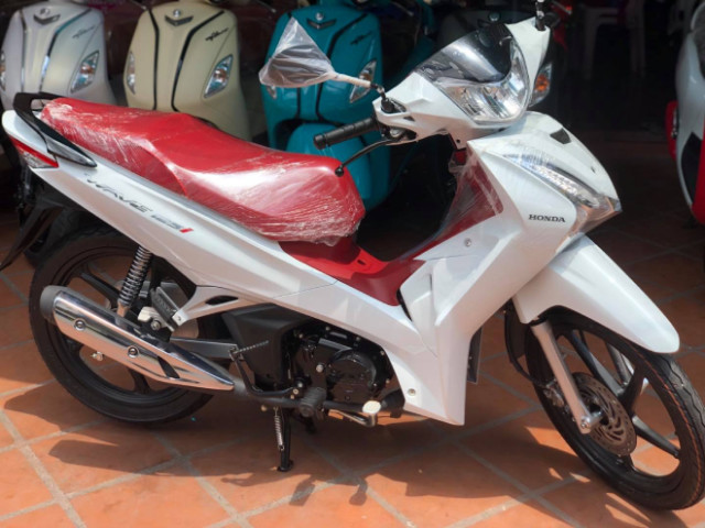 2021 Honda Wave 125i về đại lý, gây sốt làng xe số